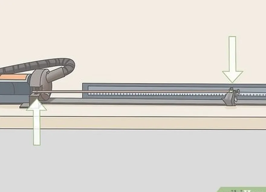 adım 2 oku, arkası destek üzerindeki çentiğin içine oturacak şekilde testereye yerleştirin.