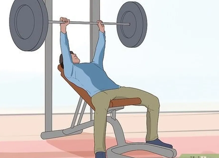 adım 4 eğimli bench press yapın.