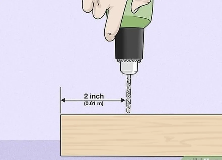 adım 4 her bir ahşap kirişin üst kısmından 2 inç (5,1 cm) uzaklıkta ikinci bir delik açın.