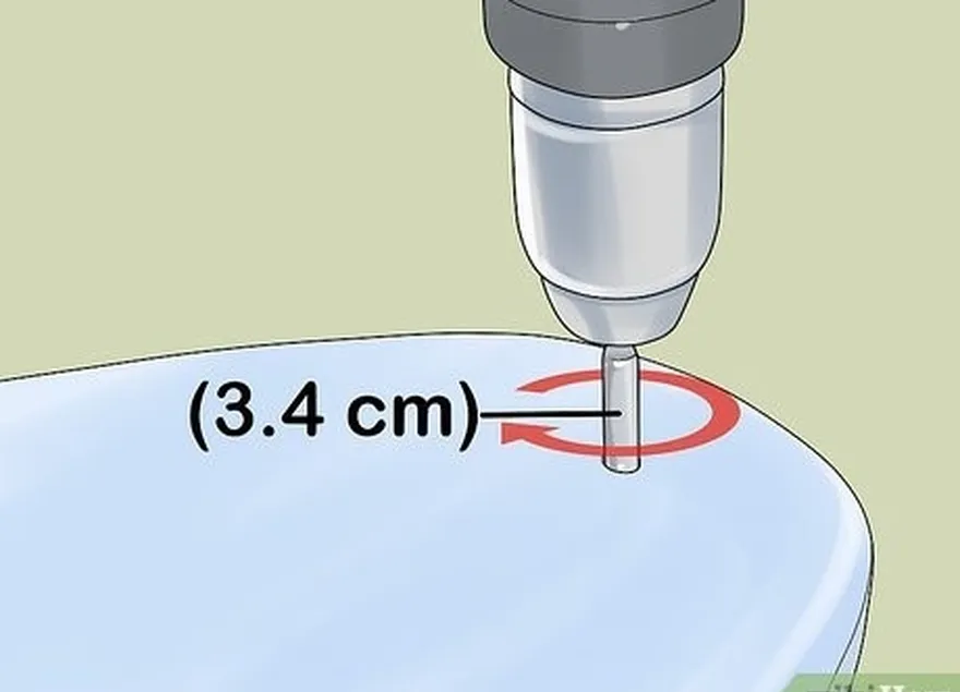 adım 1 1,33 inç (3,4 cm) çapında matkap ucuyla tasma tapası için bir delik açın.