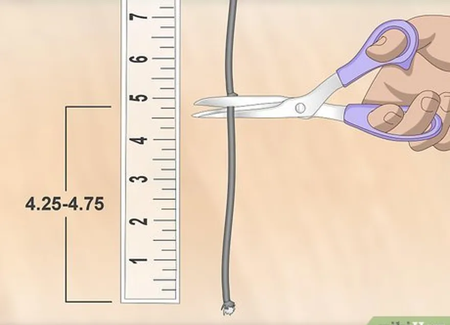 adım 2 bir d-loop kordon uzunluğunu yaklaşık 4,25-4,75 inç (10,8-12,1 cm) olacak şekilde kesin.